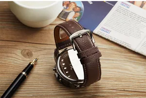 Détail du dos du boîtier et du bracelet en cuir marron de la montre Oulm pour homme.