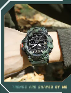 Vue détaillée de la montre tactique de camouflage SMAEL au poignet en extérieur