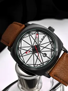 Detail der TOMI Vintage-Uhr mit quadratischem Skelett-Zifferblatt und Lederband.