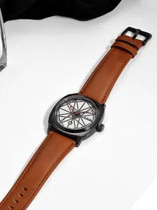 Detailansicht der TOMI-Uhr mit geometrischem Zifferblatt und braunem Lederarmband