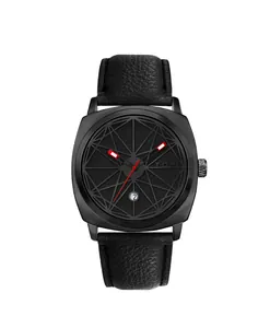 Nahaufnahme der TOMI Quarzuhr mit geometrischem schwarzem Zifferblatt und Lederarmband