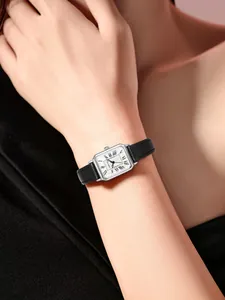 Elegante rechthoekige retro dameshorloge met zwarte lederen band gedragen door model