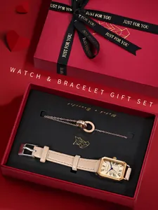 Detailopname van een vintage vierkant horloge en armband in een rode geschenkdoos