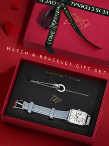 Detail van een vintage vierkant horloge en een zilveren armband in een rode geschenkverpakking