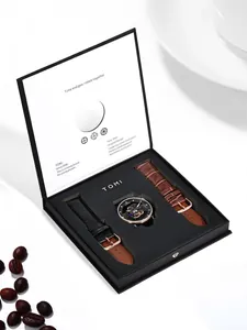 Détail du coffret montre homme TOMI avec cadran squelette et bracelet cuir de rechange