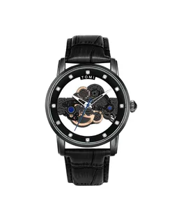 Détail d'une montre de luxe pour homme avec design squelette et bracelet en cuir noir