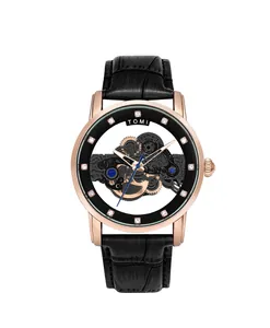 Vue détaillée de la montre TOMI en or rose dotée d'un cadran squelette très unique