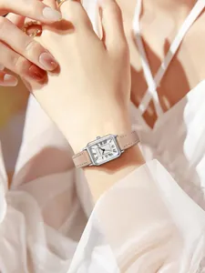 Elegante rechthoekige vintage horloge met Romeinse cijfers en bruine leren band om de pols.