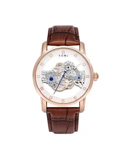 Détail d'une montre squelette pour homme avec bracelet en cuir brun et boîtier doré