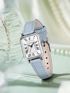 Gedetailleerde weergave van een elegant rechthoekig zilveren horloge met lichtblauwe band