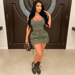 Vista a figura intera di una modella con minigonna cargo verde oliva a vita alta con tasche