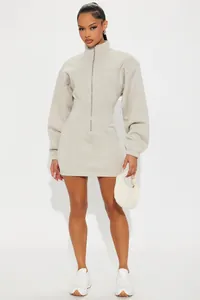 Elegantes beiges Minikleid mit Stehkragen, langen Ärmeln und tailliertem Design für Damen.