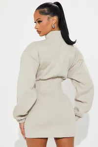 Rückansicht eines beigefarbenen Mini-Kleids mit Stehkragen, Langarm und Korsett-Taille.