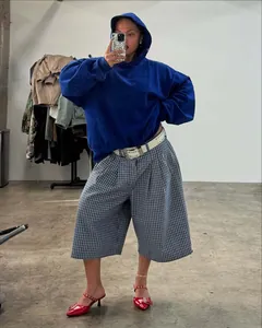Detailansicht der locker sitzenden karierten Damen-Shorts mit weitem Bein im Streetwear-Stil