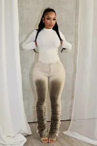 Sexy Damen Body in Weiß kombiniert mit Vintage-Waschung Ruched Stacked Pants Set Design.