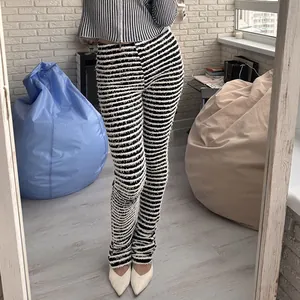 Pantaloni slim a righe bianche e nere a vita alta con un'esclusiva trama a frange alla moda
