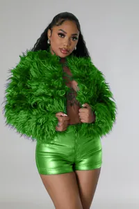 Giacca corta in finta pelliccia verde brillante con pantaloncini coordinati in primo piano