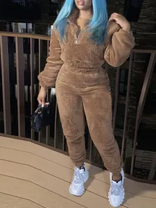 Détail d'un ensemble de survêtement en polaire marron pour femme pour l'automne-hiver