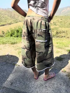 Vue détaillée du dos d'un short de jogging camouflage avec bords francs et poche arrière
