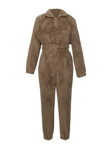 Texture polaire teddy marron douce sur cet ensemble de détente d'hiver à manches longues.