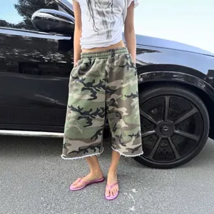 Détail rapproché du short de rue camouflage avec ourlet brut vieilli et coupe jambe large