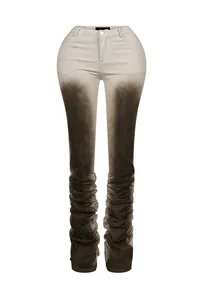 Vorderansicht der schmalen Vintage-Damenhose im modernen Distressed-Gradient-Look