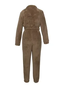 Vue arrière détaillée d'une combinaison en peluche marron chaud à manches longues et unie