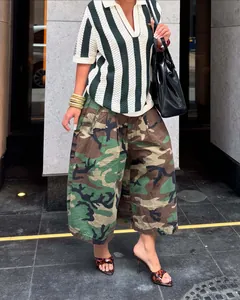 Modische Camouflage-Cargohose mit weitem Bein für ein trendiges Streetstyle-Outfit