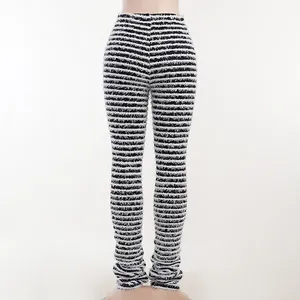 Vista dei pantaloni in maglia a righe pelose a vita alta da donna in bianco e nero