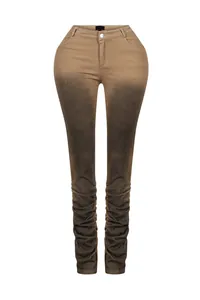 Detailansicht der schmal geschnittenen Damen-Hose mit gerafften Beinen und Ombré-Effekt