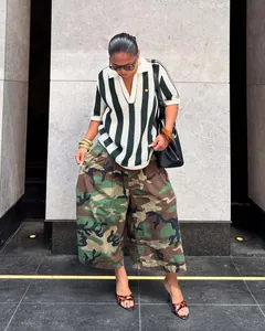 Streetstyle-Damenhose mit weitem Bein und Camouflage-Muster, hoher Bund und lockere Passform.