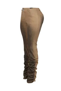 Detailansicht der gerafften Hosenbeine und der Vintage-Waschung dieser schmalen Hose