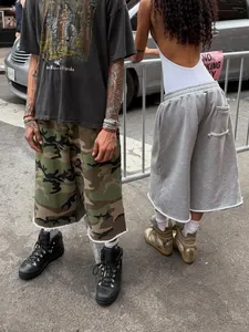 Détail du short de jogging camouflage et gris style urbain rétro avec ourlets bruts