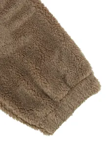 Vue macro de la texture du tissu en peluche marron doux d'un ensemble d'hiver