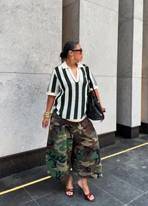 Modell trägt übergroße Camouflage-Cargo-Hose mit weitem Bein in städtischer Umgebung