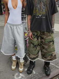 Détail street style du short de survêtement camouflage et gris à bord franc pour femme