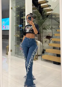 Vista completa di jeans a zampa a vita alta alla moda con vistose finiture a frange