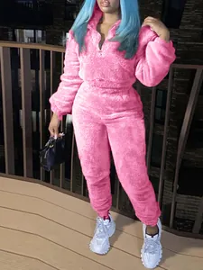 Détail d'un ensemble de détente rose pelucheux avec manches longues et pantalon
