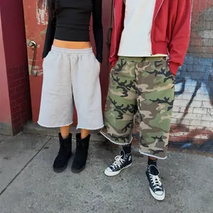 Short de survêtement rétro américain surdimensionné avec ourlets bruts en gris et camo