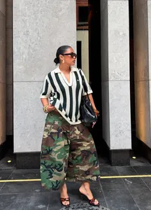 Hoch taillierte Camouflage-Cargo-Hose mit weitem Bein für einen modischen Street-Look