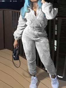 Ensemble deux pièces en polaire pelucheuse grise avec haut zippé et pantalon de jogging
