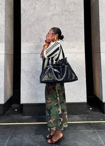 Detailansicht der Street-Fashion-Camouflage-Cargo-Hose mit weitem Bein für Damen