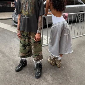 Shorts larges style streetwear en camouflage et polaire grise avec bord franc