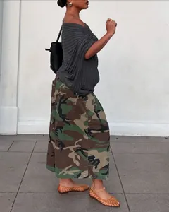 Streetwear Camouflage Cargo-Hose mit weitem Bein, kombiniert mit einem Strickoberteil
