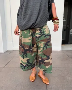 Detailansicht der stylischen Damen Camouflage Weithose im angesagten Streetwear Look.