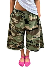 Détail de short camouflage pour femme avec ourlet effiloché et design vintage de style urbain