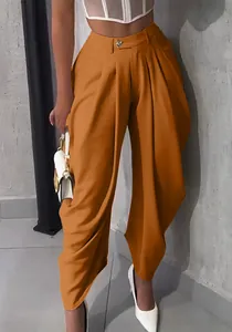 Pantalon carotte orange à taille haute pour femme, style urbain chic et coupe ample.