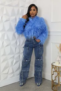 Elegante giacca corta in ecopelliccia shaggy blu elettrico con vestibilità comoda e morbida