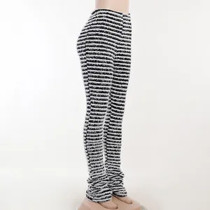 Dettaglio di pantaloni in maglia a righe a vita alta con trama pelosa