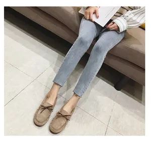 Nahaufnahme von taupefarbenen Loafers mit brauner Lederschleife und Wildleder-Finish